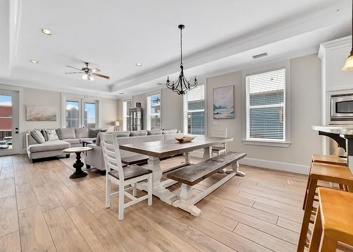 Tuxedo Flats By Gsvr - Beachside With Dual Living Areas & Backyard With Pools - Free Activities And Golf *