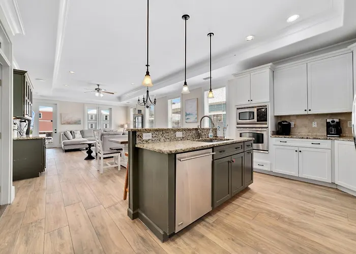Tuxedo Flats By Gsvr - Beachside With Dual Living Areas & Backyard With Pools - Free Activities And Golf Gulf Shores