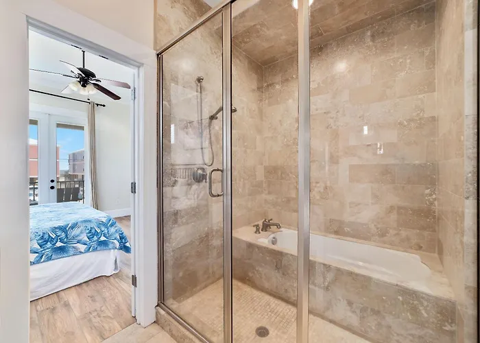 Tuxedo Flats By Gsvr - Beachside With Dual Living Areas & Backyard With Pools - Free Activities And Golf * Gulf Shores