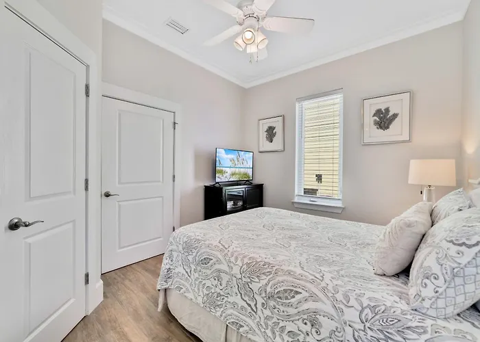 Holiday home Tuxedo Flats By Gsvr - Beachside With Dual Living Areas & Backyard With Pools - Free Activities And Golf