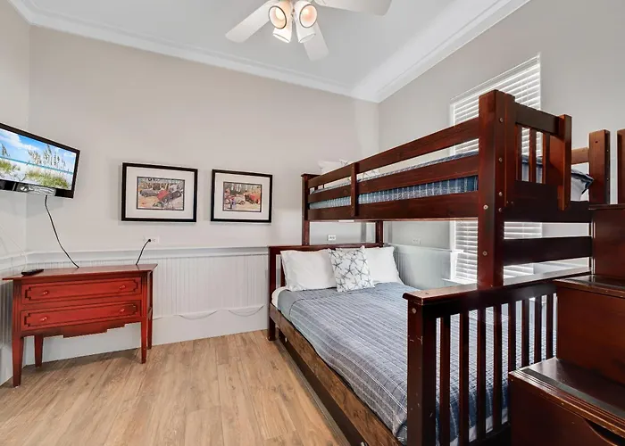 Tuxedo Flats By Gsvr - Beachside With Dual Living Areas & Backyard With Pools - Free Activities And Golf Holiday home
