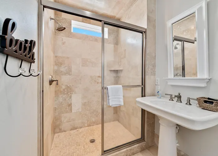Tuxedo Flats By Gsvr - Beachside With Dual Living Areas & Backyard With Pools - Free Activities And Golf