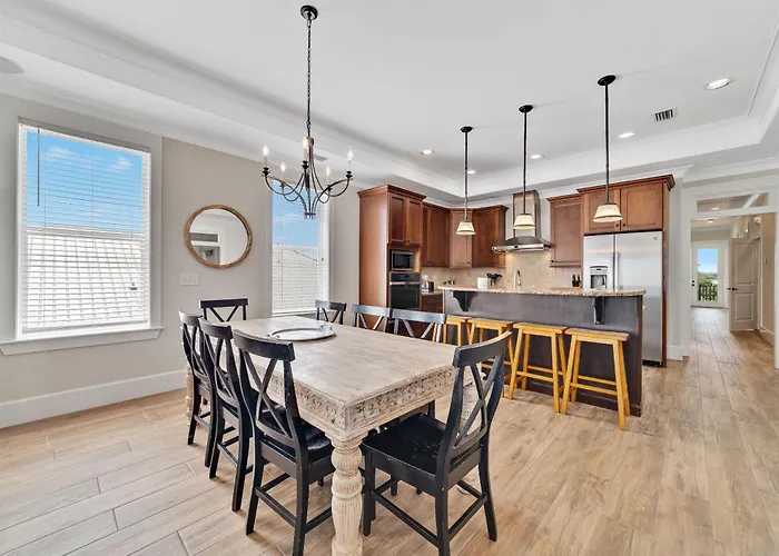 Tuxedo Flats By Gsvr - Beachside With Dual Living Areas & Backyard With Pools - Free Activities And Golf Holiday home Gulf Shores