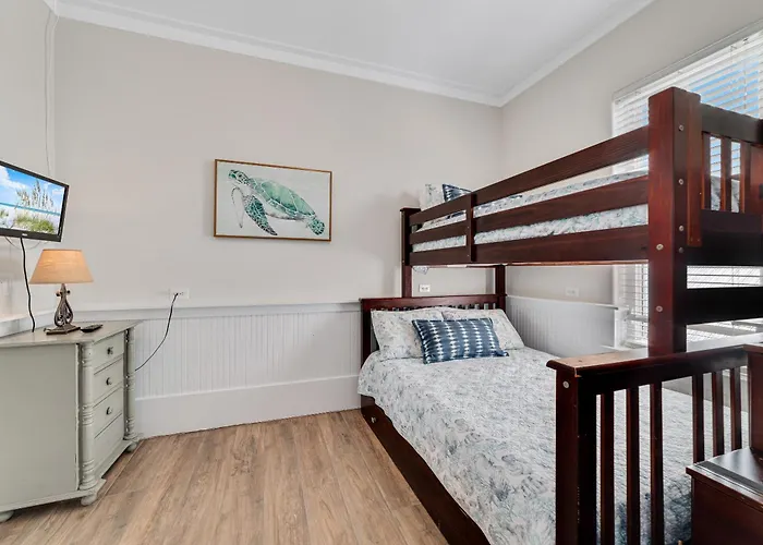 Tuxedo Flats By Gsvr - Beachside With Dual Living Areas & Backyard With Pools - Free Activities And Golf Holiday home