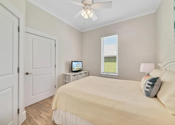 Tuxedo Flats By Gsvr - Beachside With Dual Living Areas & Backyard With Pools - Free Activities And Golf *