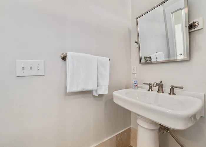 Tuxedo Flats By Gsvr - Beachside With Dual Living Areas & Backyard With Pools - Free Activities And Golf Gulf Shores