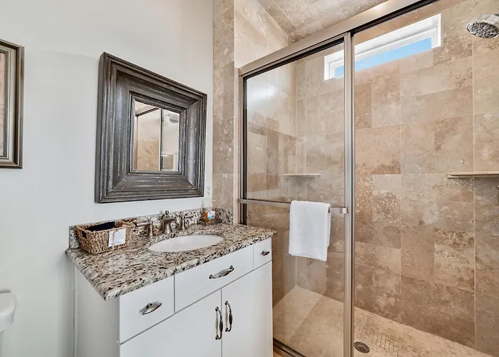Tuxedo Flats By Gsvr - Beachside With Dual Living Areas & Backyard With Pools - Free Activities And Golf