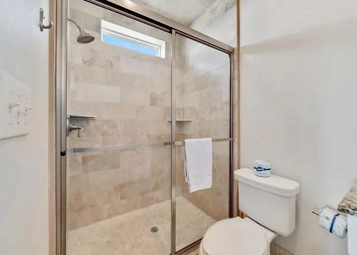 Tuxedo Flats By Gsvr - Beachside With Dual Living Areas & Backyard With Pools - Free Activities And Golf