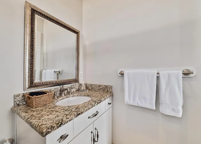 Tuxedo Flats By Gsvr - Beachside With Dual Living Areas & Backyard With Pools - Free Activities And Golf *