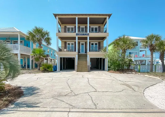 Tuxedo Flats By Gsvr - Beachside With Dual Living Areas & Backyard With Pools - Free Activities And Golf Holiday home *